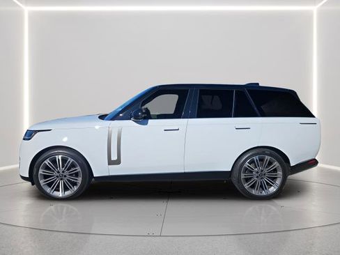 Used 2025 Land Rover Range Rover SE image 2