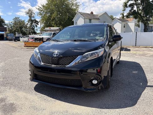 Used 2017 Toyota Sienna SE Premium FWD image 2