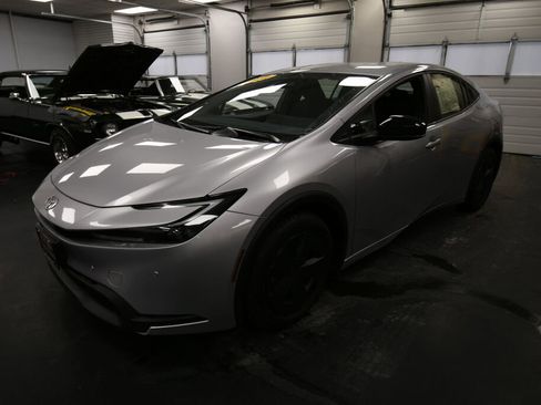 Certified 2024 Toyota Prius LE image 3