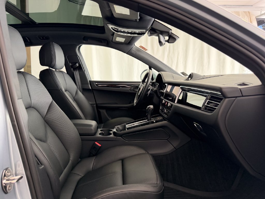 Certified 2026 Porsche Macan AWD/4WD image 16