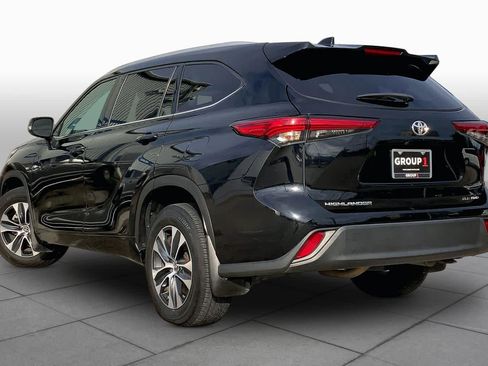 Used 2022 Toyota Highlander XLE AWD/4WD image 10