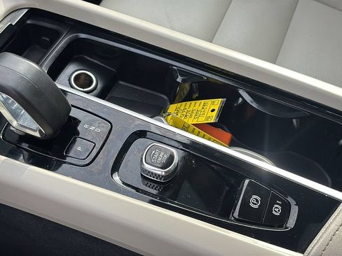 Certified 2023 Volvo XC60 B5 Plus w/ Climate Package AWD/4WD image 21