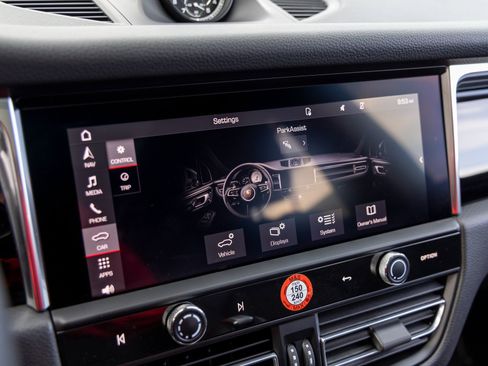 Certified 2025 Porsche Macan image 33