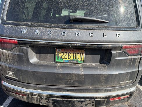 Used 2023 Jeep Wagoneer Series II w/ HD Trailer Tow Package image 9