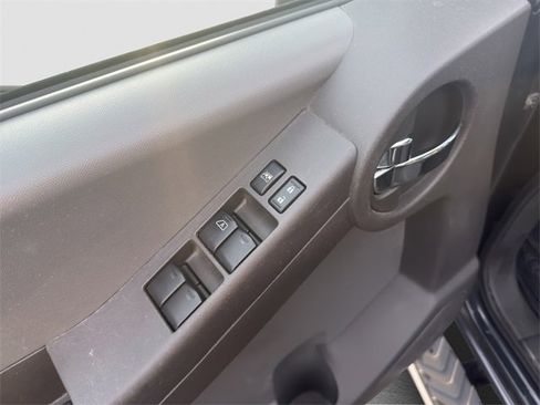 Used 2013 Nissan Xterra S image 27
