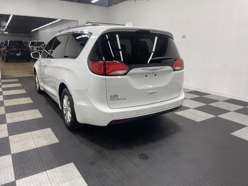 Used 2017 Chrysler Pacifica Touring-L image 2