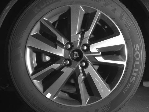 Used 2025 Nissan Versa SV image 12