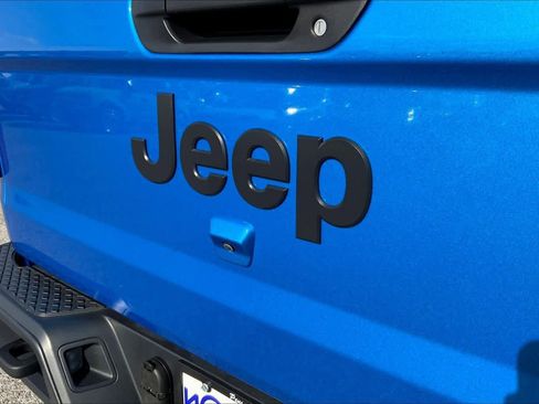 Used 2025 Jeep Gladiator Sport image 30