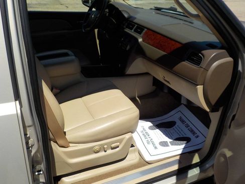 Used 2009 Chevrolet Suburban LT w/ Luxury Package RWD image 25