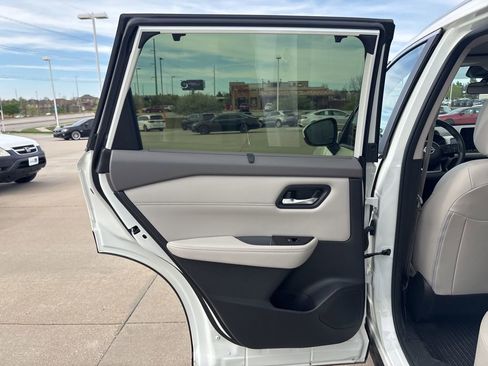 Used 2023 Nissan Rogue SV w/ SV Premium B Package image 37