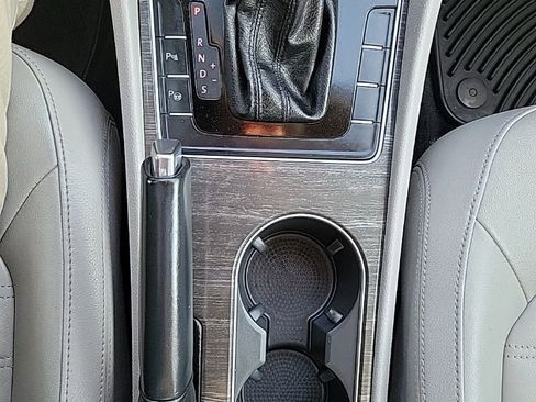 Used 2017 Volkswagen Passat 1.8T SEL Premium image 11