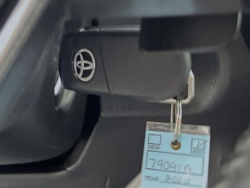 Used 2020 Toyota Camry SE FWD image 23