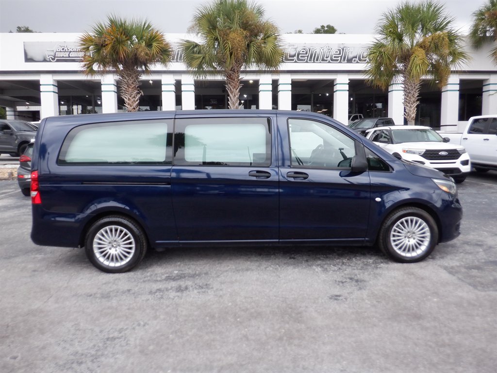 Used 2022 Mercedes-Benz Metris image 1