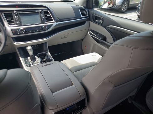 Used 2019 Toyota Highlander Limited AWD/4WD image 18