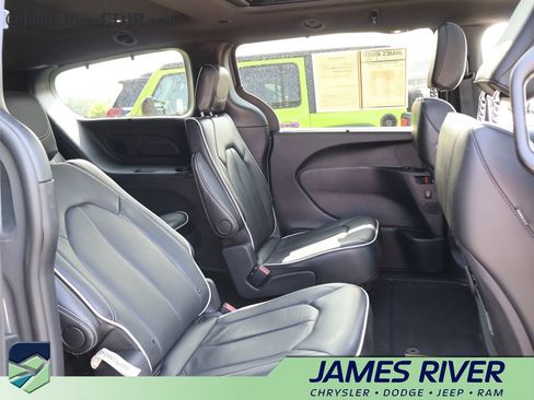 Used 2025 Chrysler Pacifica Limited FWD image 11