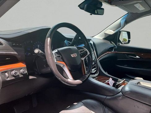 Used 2019 Cadillac Escalade Luxury AWD/4WD image 17