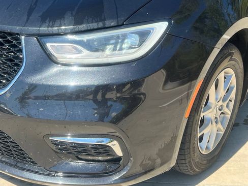 Used 2023 Chrysler Pacifica Touring-L FWD image 4