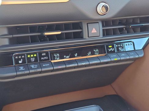 Used 2025 Toyota Crown Signia w/ Advanced Technology Package image 30