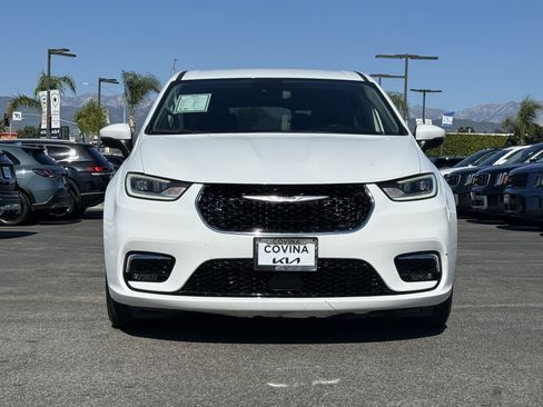 Used 2023 Chrysler Pacifica Touring-L image 3