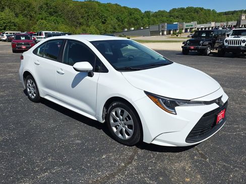 Used 2024 Toyota Corolla LE FWD image 2