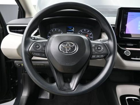 Used 2025 Toyota Corolla LE w/ Convenience Package image 5