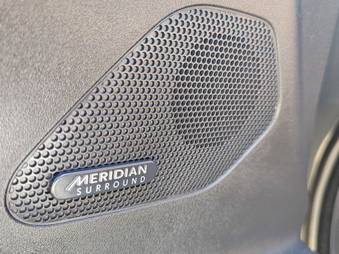 Used 2018 Jaguar F-PACE Portfolio image 29