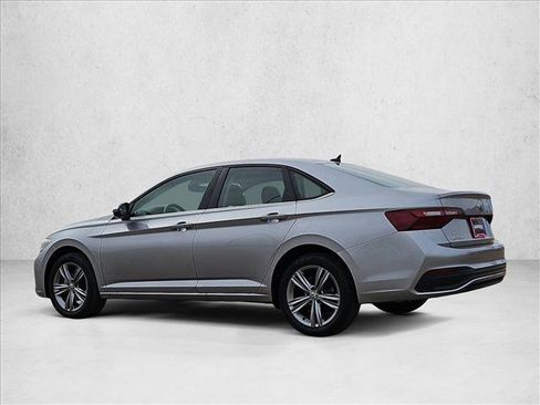 Used 2024 Volkswagen Jetta SE image 8