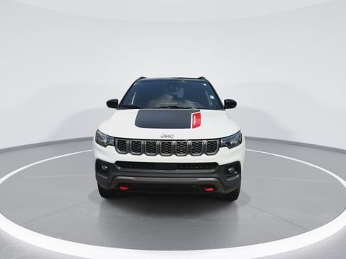 Used 2025 Jeep Compass Trailhawk AWD/4WD image 3