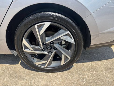 Used 2025 Hyundai Elantra Limited FWD image 31