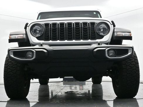 Used 2024 Jeep Gladiator Sport image 40