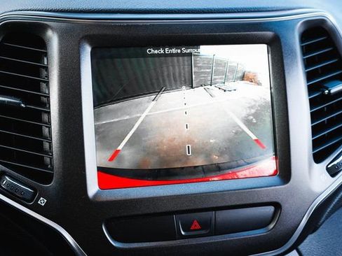 Used 2019 Jeep Cherokee Trailhawk w/ Cold Weather Group AWD/4WD image 22