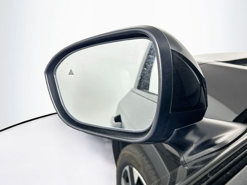 Used 2025 Nissan Kicks SV AWD/4WD image 16