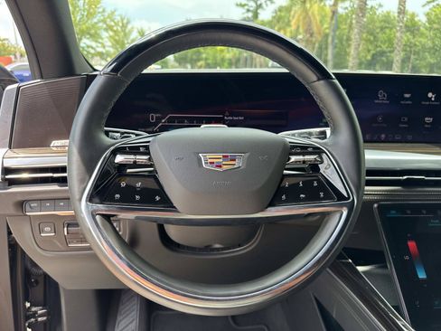 Used 2025 Cadillac Escalade Premium Luxury AWD/4WD image 15