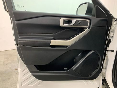 Used 2022 Ford Explorer XLT image 6