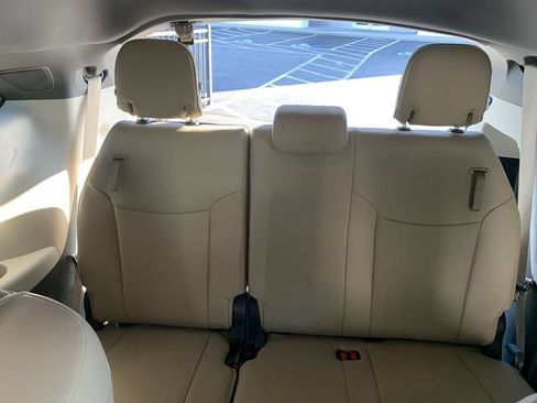 Used 2023 Toyota Sienna Limited FWD image 34