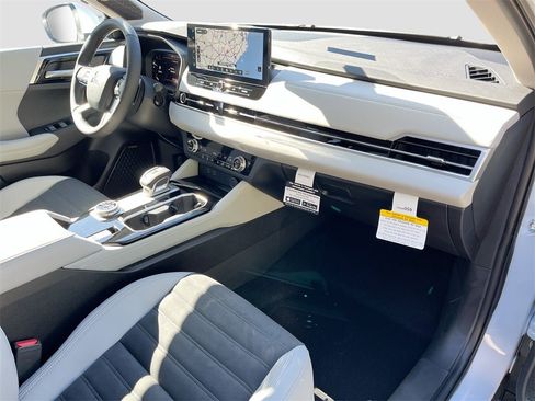 New 2025 Mitsubishi Outlander SE image 31