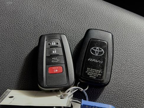 Used 2025 Toyota RAV4 XLE image 36