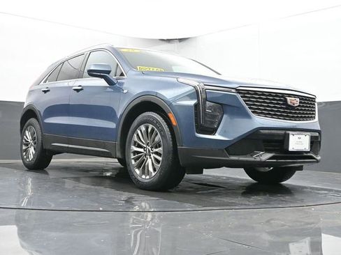 Used 2025 Cadillac XT4 Premium Luxury image 42