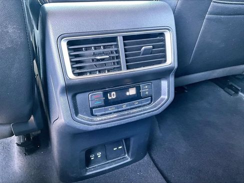Used 2025 Volkswagen Atlas SE AWD/4WD image 12