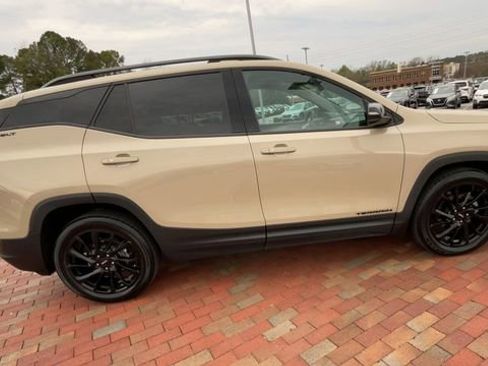 Used 2023 GMC Terrain SLT w/ Infotainment Package II image 2