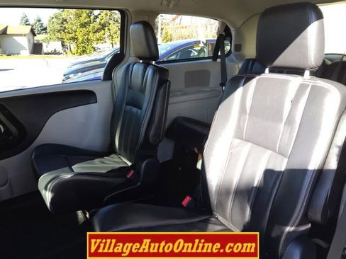 Used 2014 Chrysler Town & Country Touring w/ Trailer Tow Group image 21