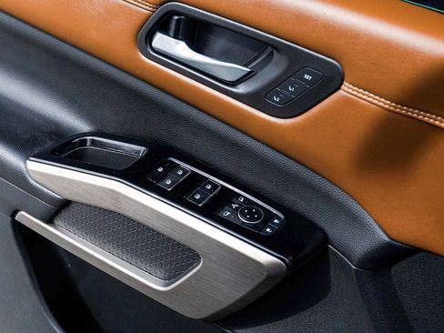 Used 2024 Nissan Pathfinder Platinum image 12