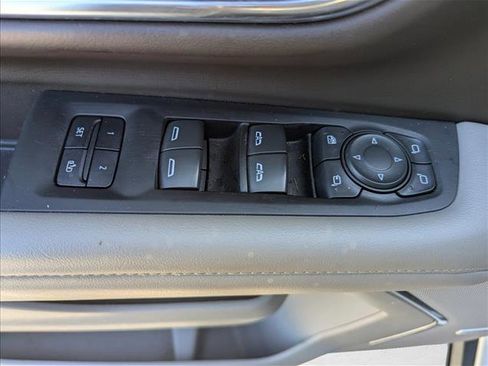 Used 2022 Chevrolet Tahoe Z71 w/ Luxury Package AWD/4WD image 9