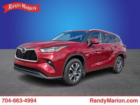 Used 2023 Toyota Highlander XLE AWD/4WD image 1