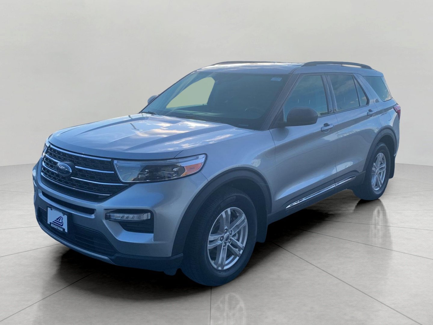 Used 2021 Ford Explorer XLT w/ Equipment Group 202A AWD/4WD image 4