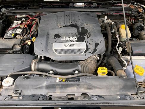 Used 2017 Jeep Wrangler Unlimited Rubicon w/ Connectivity Group image 32