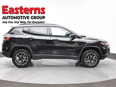 Used 2025 Jeep Compass Trailhawk AWD/4WD image 4