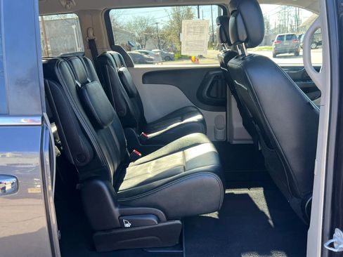 Used 2016 Chrysler Town & Country Touring w/ Driver Convenience Group image 30