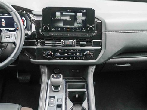 Used 2024 Nissan Pathfinder Platinum image 12