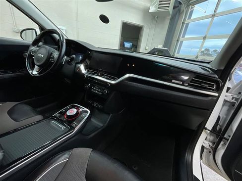 Used 2022 Kia Niro EX image 31